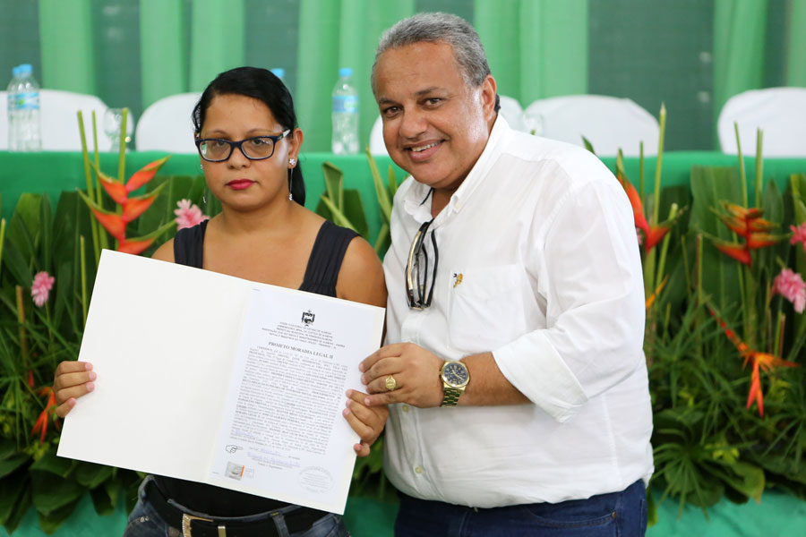 Distribuição de títulos do Moradia Legal II em Olho D'Água do Casado.