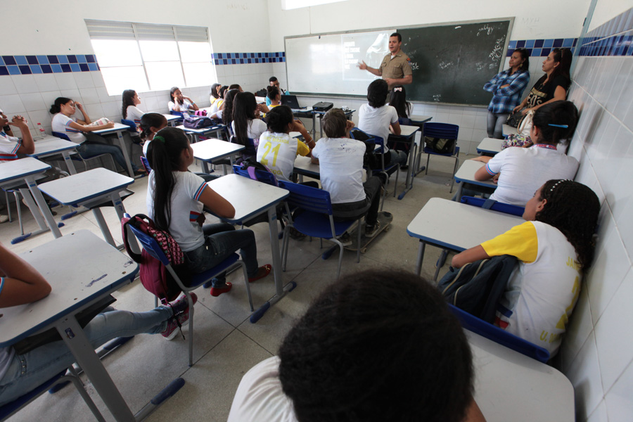 Soldado Machado, da PM/AL, durante palestra na Escola Jaime Miranda. Foto: Anderson Moreira.