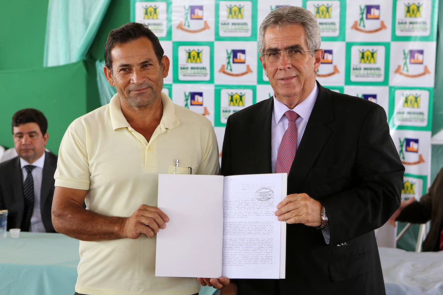 Entrega de títulos do Moradia Legal II em São Miguel dos Campos.