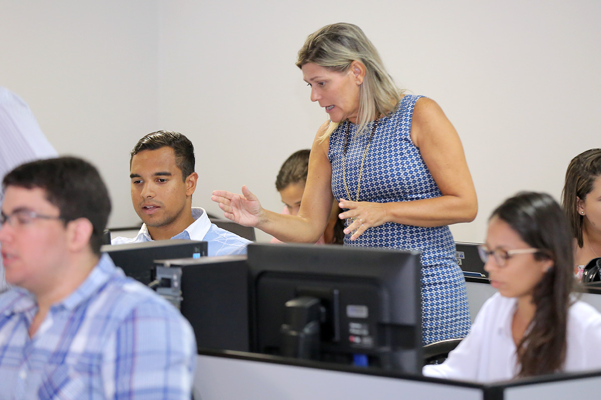 Luciana Luna, servidora do TJ/AL, orienta estudantes sobre o uso do SAJ. Foto: tawi Albuquerque