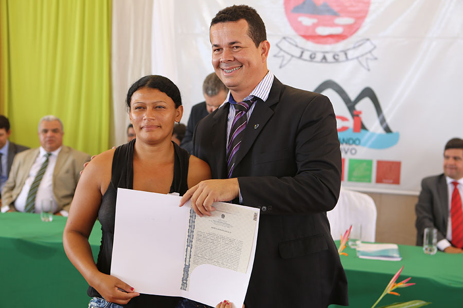 Entrega de títulos do Programa Moradia Legal II, em Igaci