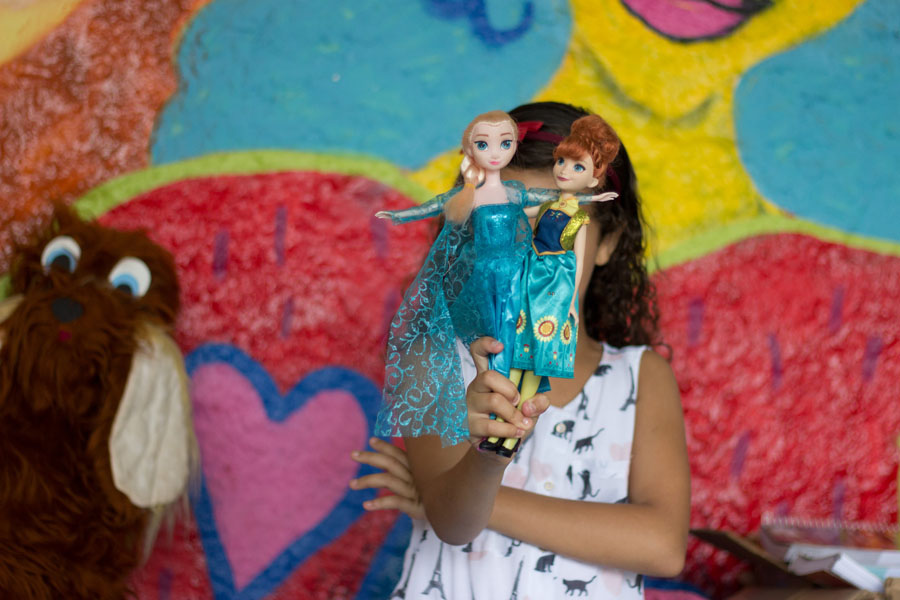 Rafaela mostra as bonecas que ganhou dos padrinhos.