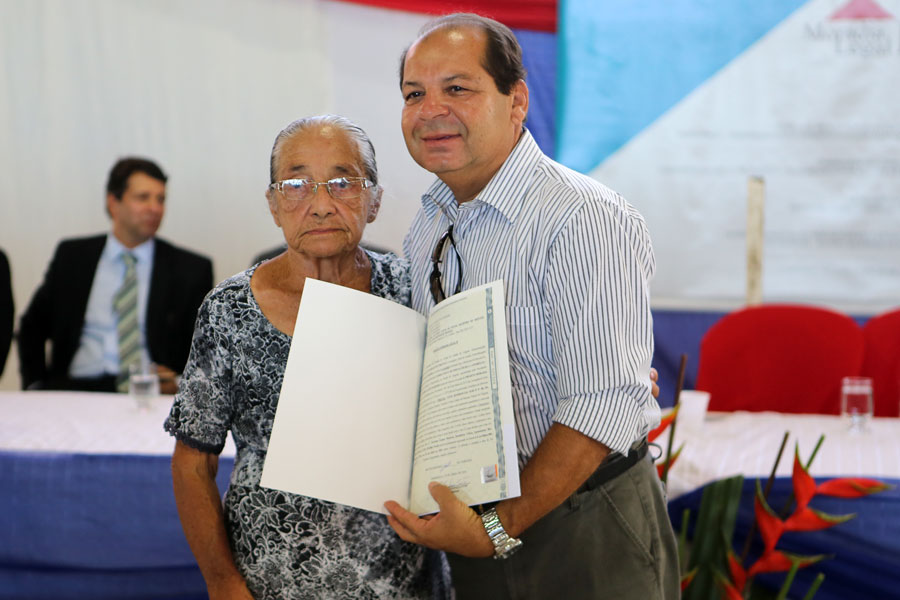 Distribuição de títulos do Programa Moradia Legal II em Messias.