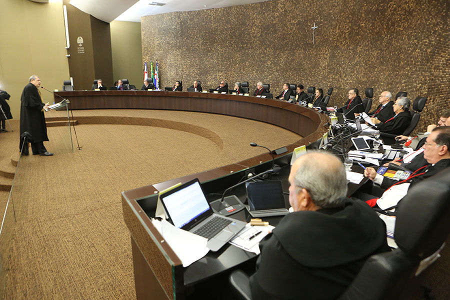 Procurador-geral do Estado, Francisco Malaquias, sustenta perante o Pleno.