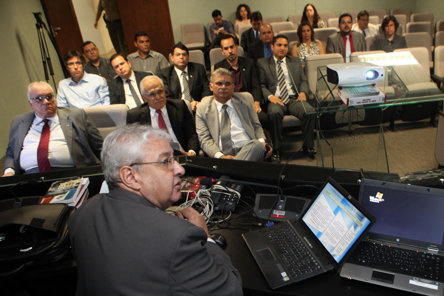Alexandre Caiado durante explicação de projetos apresentados por servidores