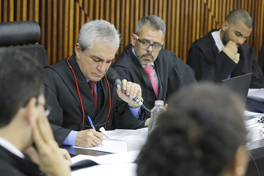 Promotor Antônio Villas-Boas e assistente de acusação Welton Roberto.