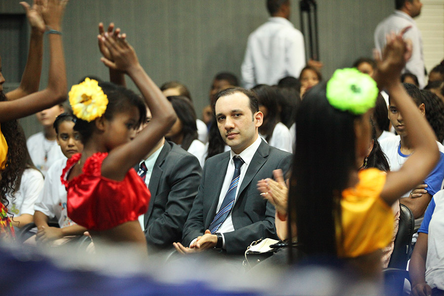 Juiz Alexandre Machado assiste à apresentação artística durante festa de premiação.