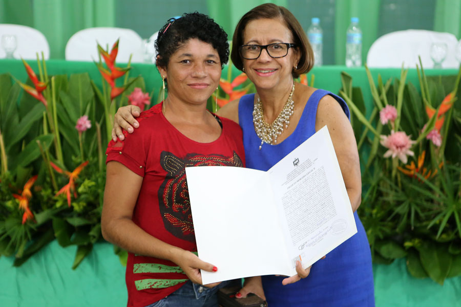 Distribuição de títulos do Moradia Legal II em Olho D'Água do Casado.