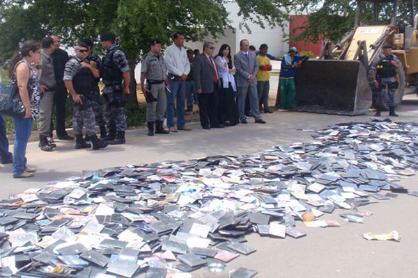 Autoridades fiscalizam destruição de mídias clandestinas em Arapiraca