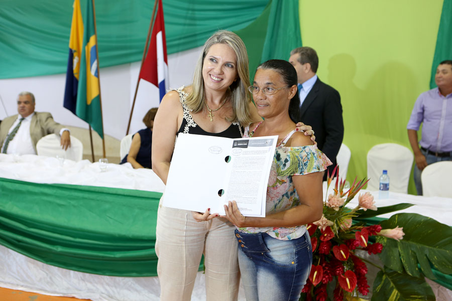 Entrega de títulos do Programa Moradia Legal II em Limoeiro de Anadia