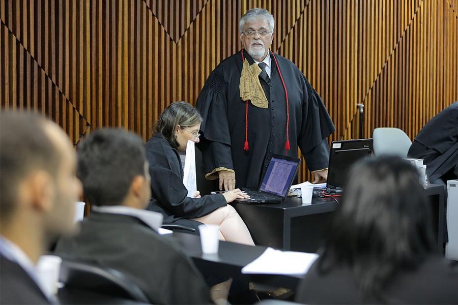 O promotor José Antônio Malta Marques faz a acusação do Ministério Público de Alagoas. 