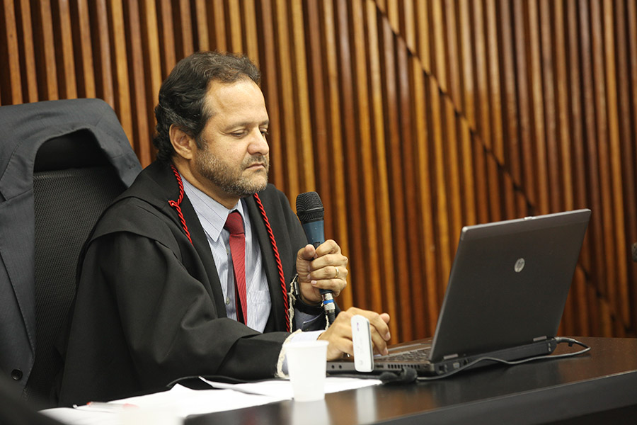 Promotor Marcos Mousinho sustenta a tese de homicídio duplamente qualificado