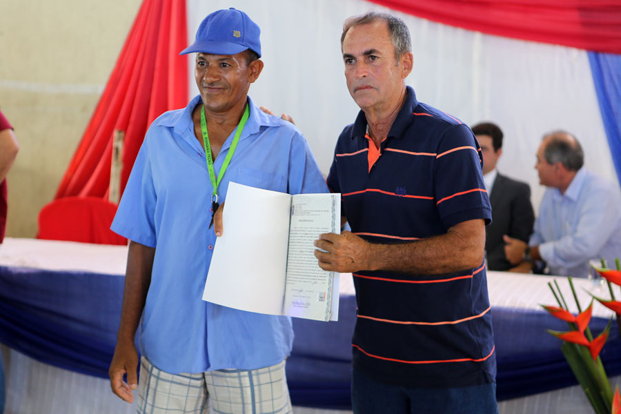 Distribuição de títulos do Programa Moradia Legal II em Messias.