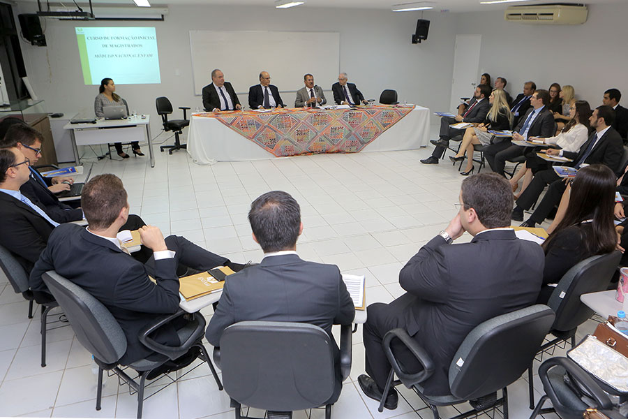 Ministro Humberto Martins realizou palestra de abertura do curso. 