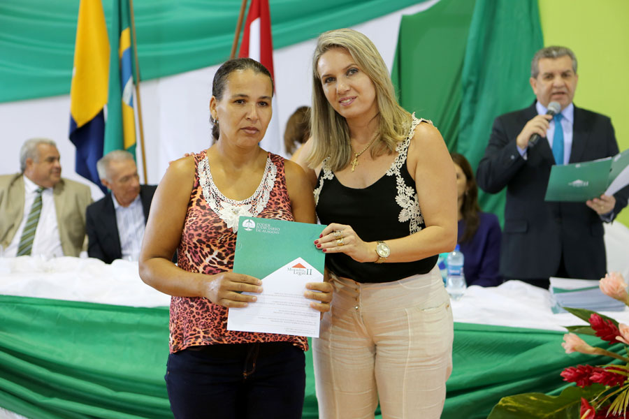 Entrega de títulos do Programa Moradia Legal II em Limoeiro de Anadia