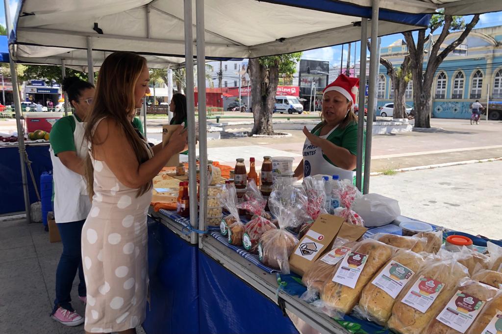 Mara Tenório escolhendo produtos orgânicos