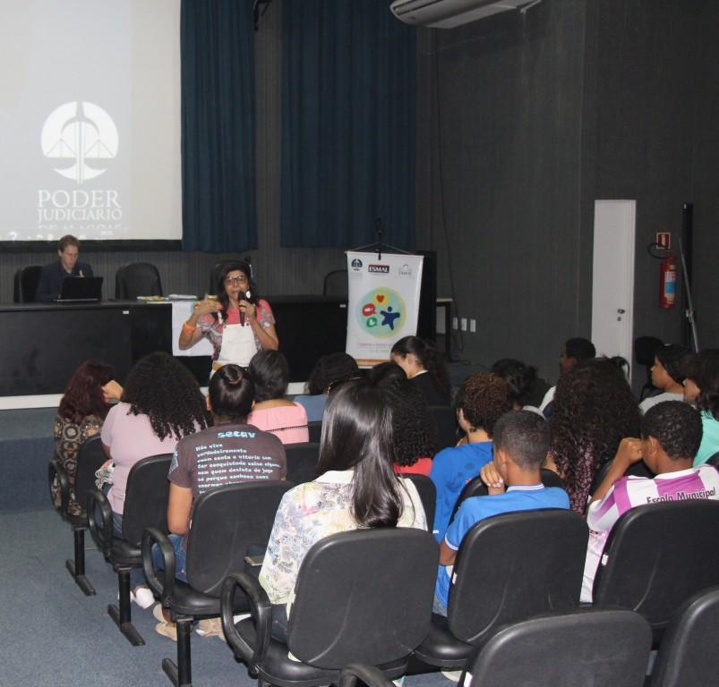 Luzia Rodrigues, servidora do PCJE, deu início à palestra.