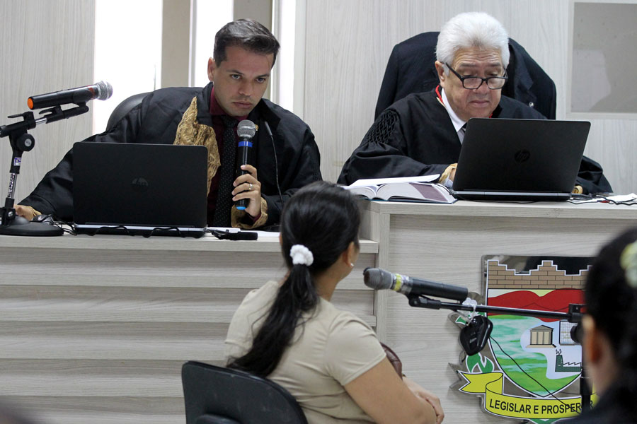 Promotor Wesley Oliveira questiona testemunha Tamires Gomes.
