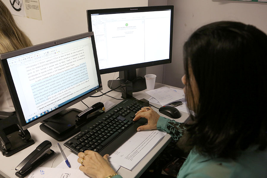 Servidora trabalha na Semana Nacional da Conciliação, no Fórum do Barro Duro.