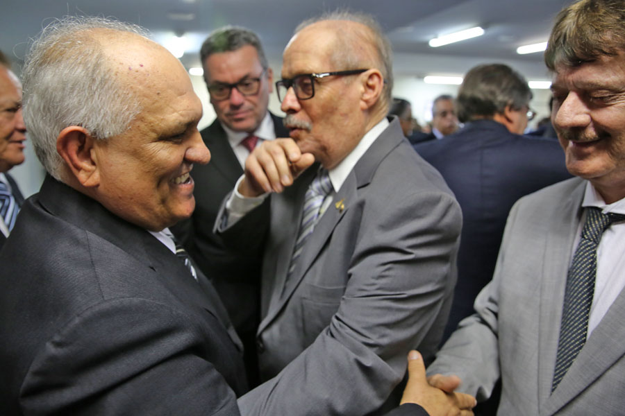 Desembargador Otávio Praxedes assume Governo do Estado.