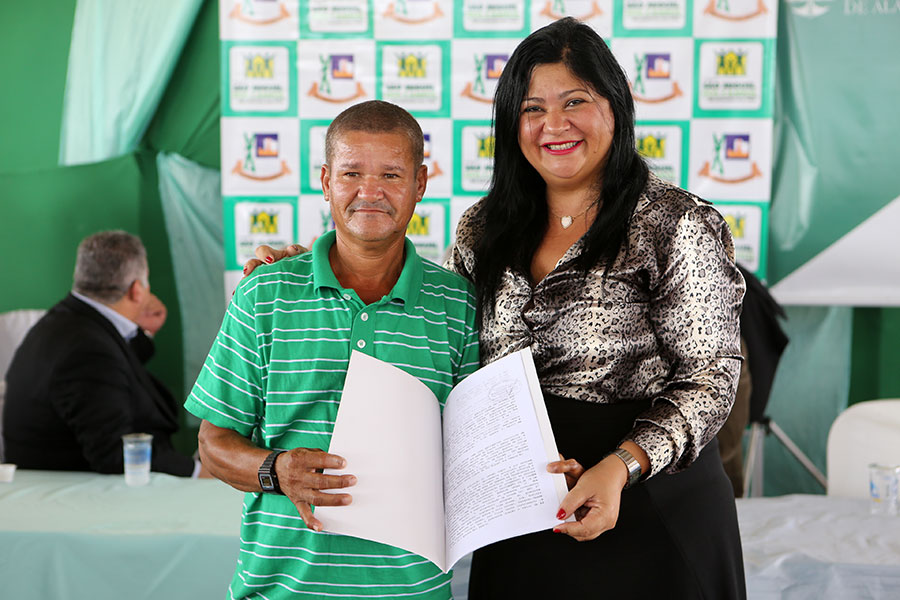 Entrega de títulos do Moradia Legal II em São Miguel dos Campos.