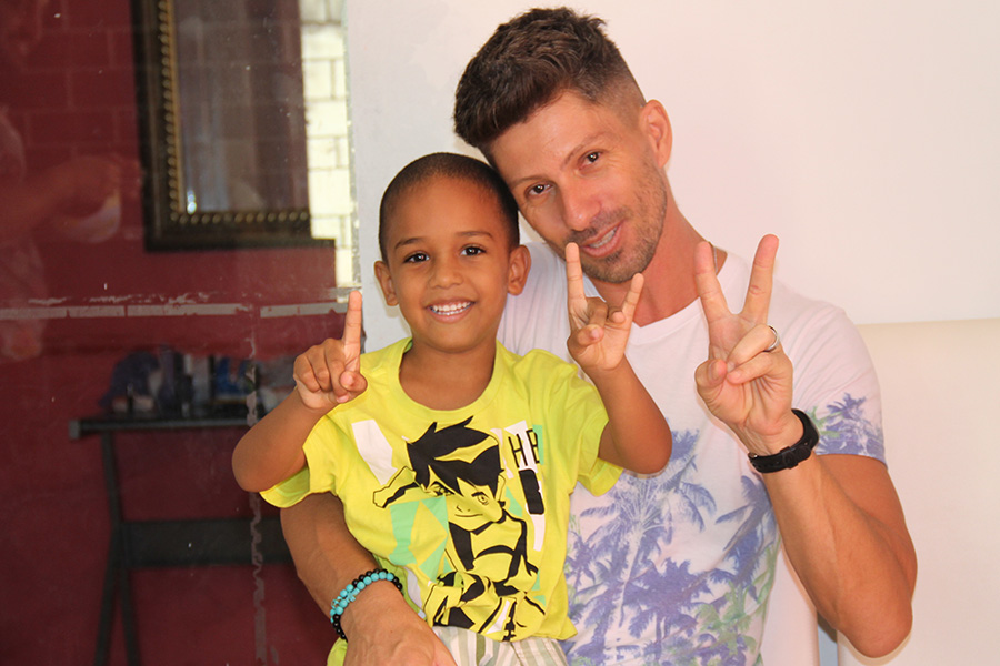 Yvan com seu filho Felipe, na casa da família, em Maceió