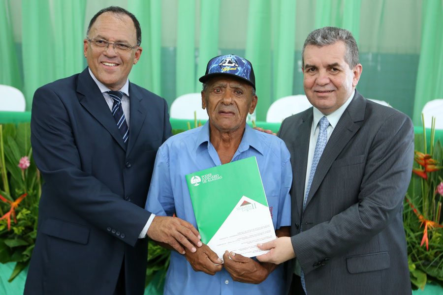 Distribuição de títulos do Moradia Legal II em Olho D'Água do Casado.