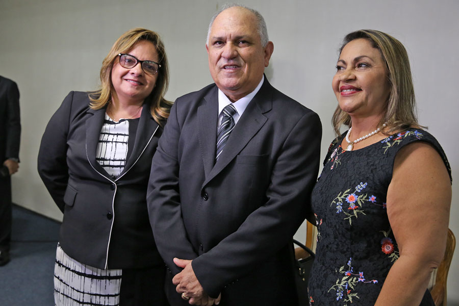 Desembargador Otávio Praxedes assume Governo do Estado.