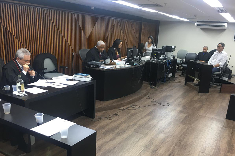 Juiz Jonh Silas, ao centro, ouve testemunha, na sessão de júri.