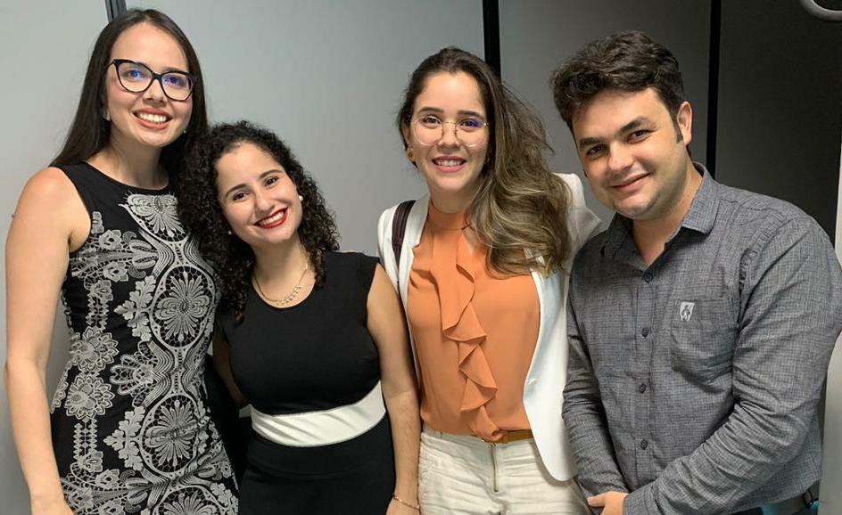 Integram a equipe fixa do programa as analistas judiciárias Andréa Santa Rosa, Danielle Lins e Fernanda de Goes; e o assessor Maicon Cavalcante.