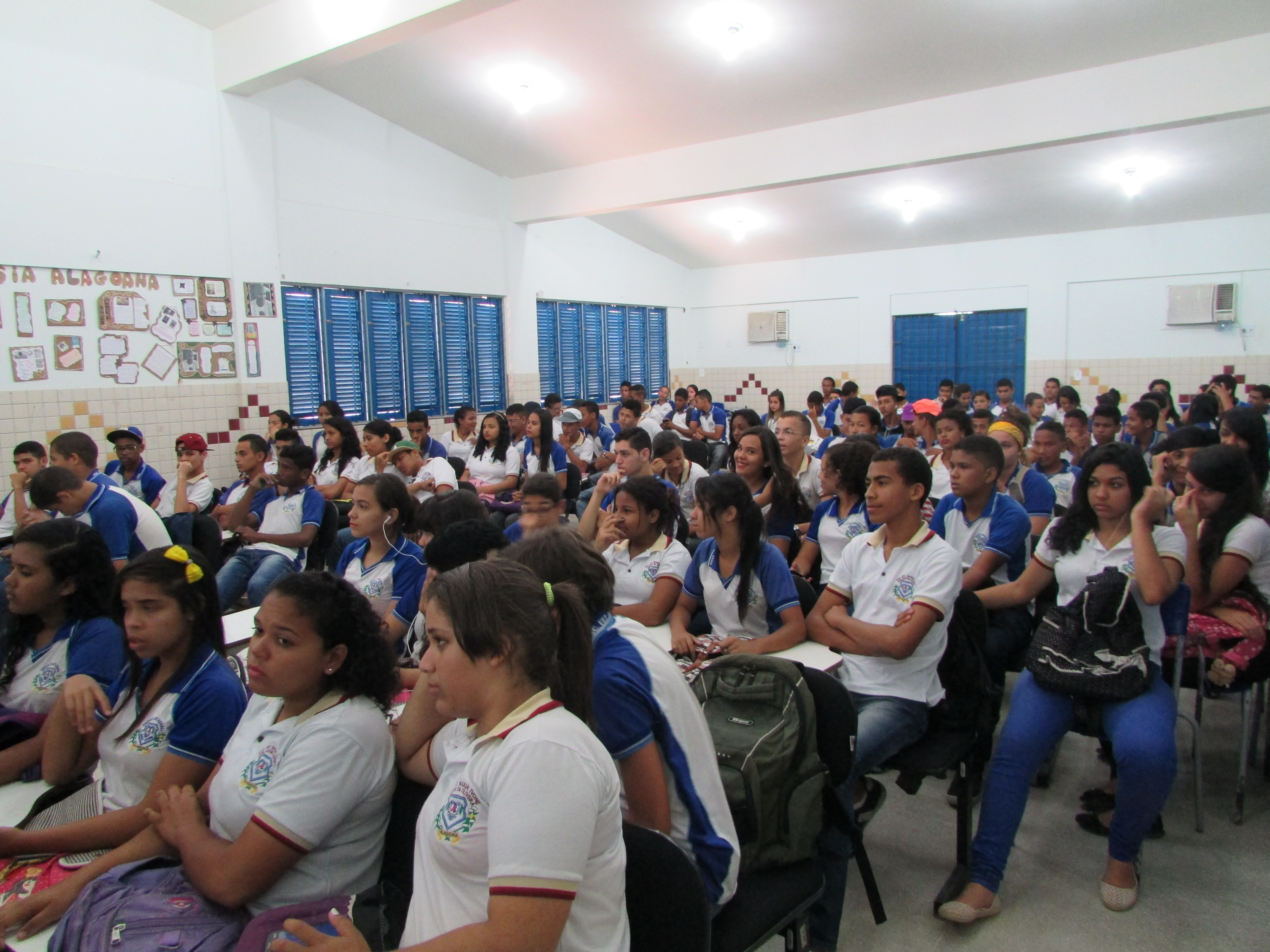 Adolescentes de 14 a 18 anos participam de palestra de combate às drogas
