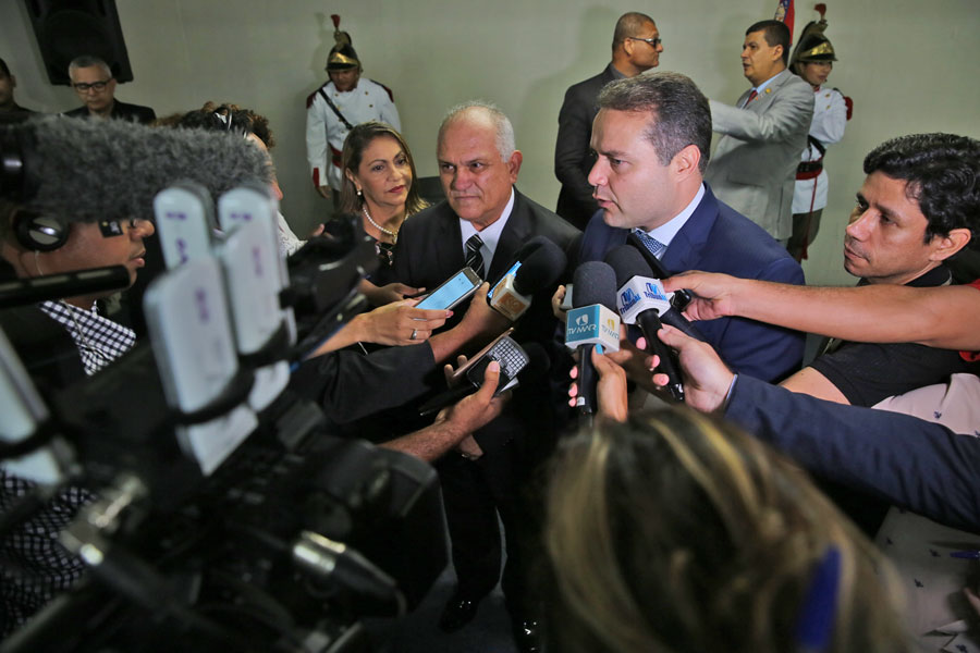 Desembargador Otávio Praxedes assume Governo do Estado.