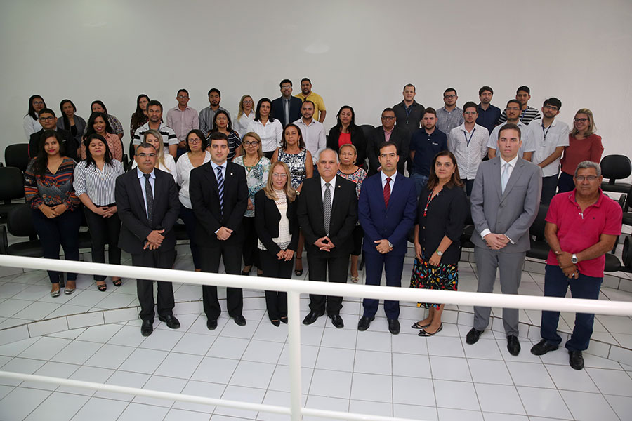 Servidores da Comarca de Delmiro Gouveia durante visita do presidente.