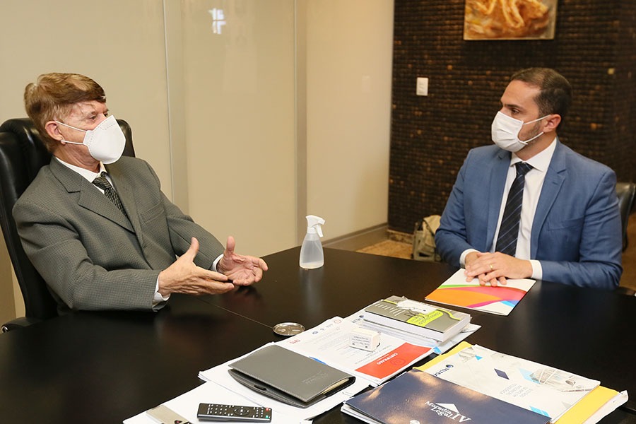 Presidente do TJAL, Klever Loureiro, e secretário de Saúde Alexandre Ayres.