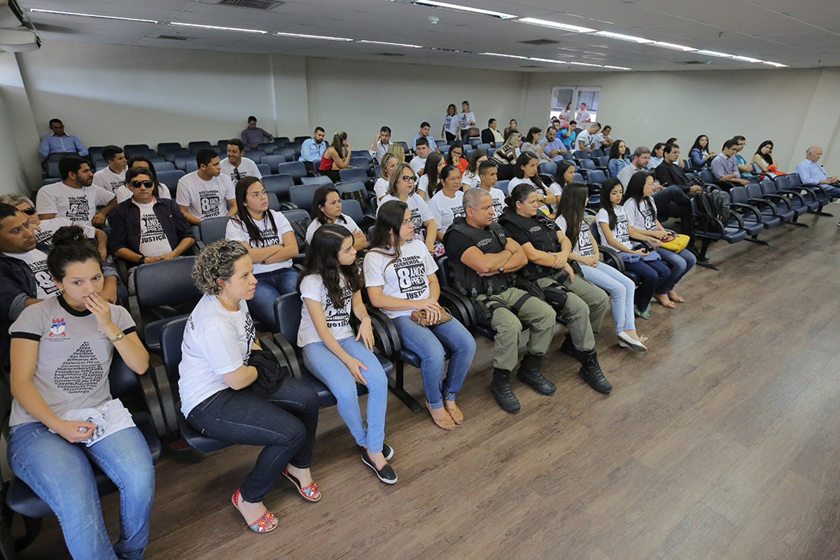 Familiares da vítima e do réu acompanham a sessão de julgamento.