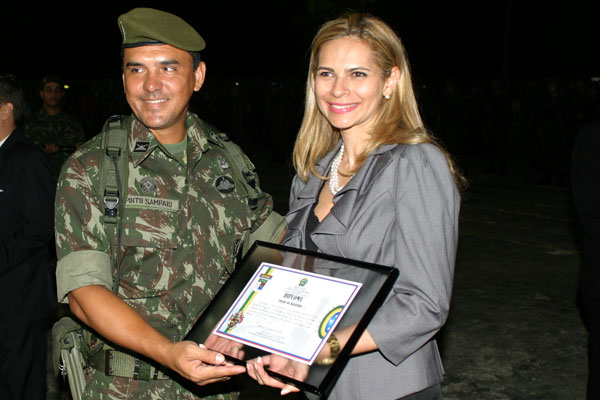 Chefe do cerimonial do TJ, Kátia Albuquerque, recebendo o Diploma Amigo do Exército