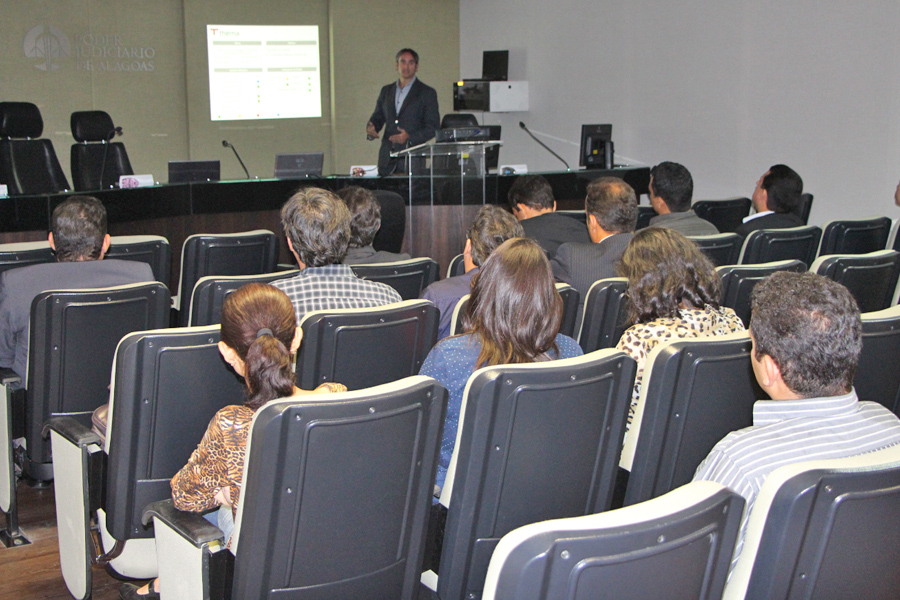 Representante da empresa Polis apresentou o projeto Protocolo para os servidores envolvidos. Foto: Robertta Farias