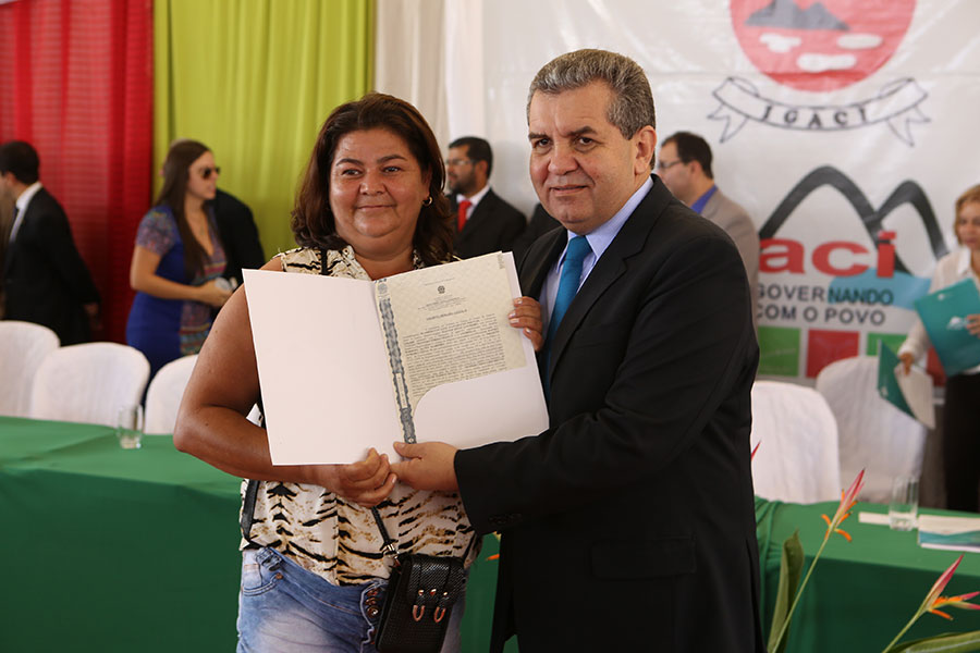 Entrega de títulos do Programa Moradia Legal II, em Igaci