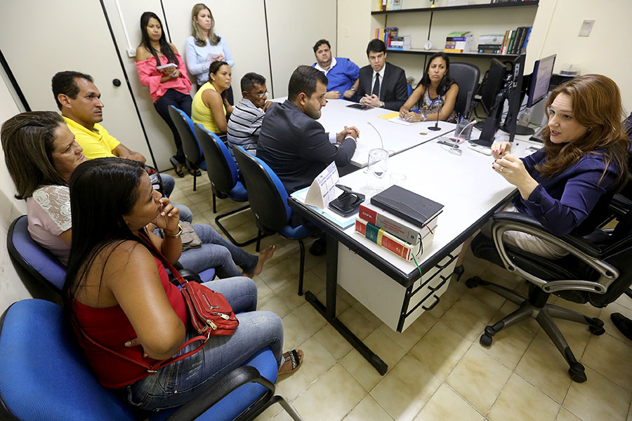 Juíza Laila Kerckhoff dos Santos durante audiência com moradores de Feliz Deserto. Foto: Caio Loureiro