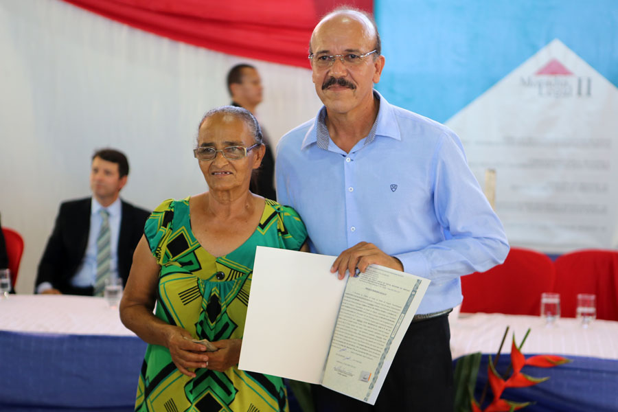 Distribuição de títulos do Programa Moradia Legal II em Messias.