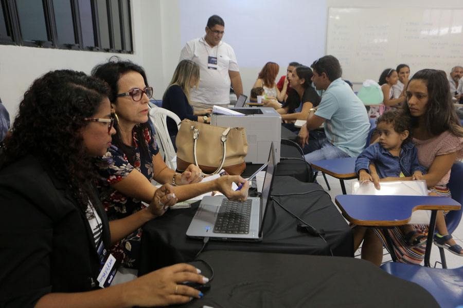 Cristiane Rose, à direita, conseguiu um alvará para retirar um valor do FGTS.