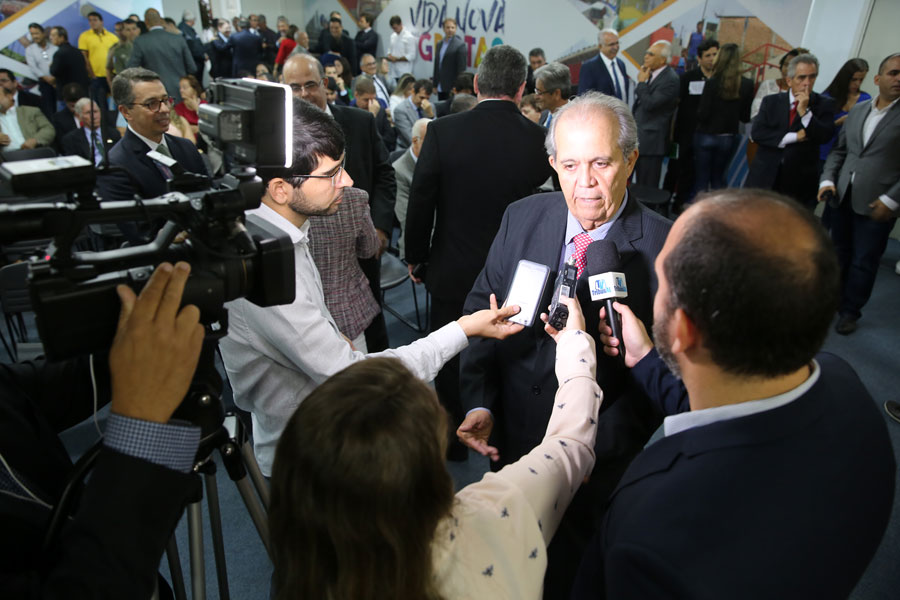 Desembargador Otávio Praxedes assume Governo do Estado.