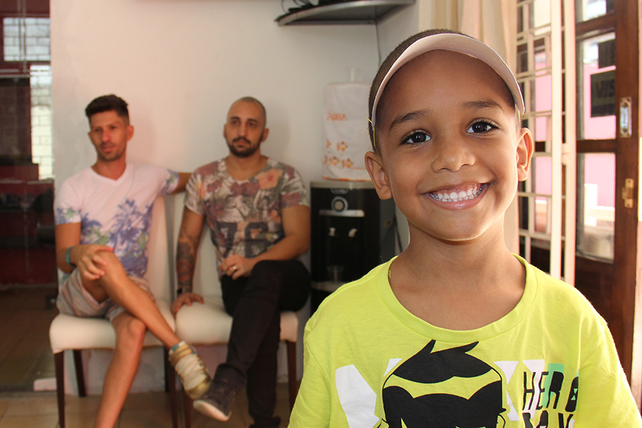 Yvan e Andrew com o pequeno Felipe, na casa da família, em Maceió