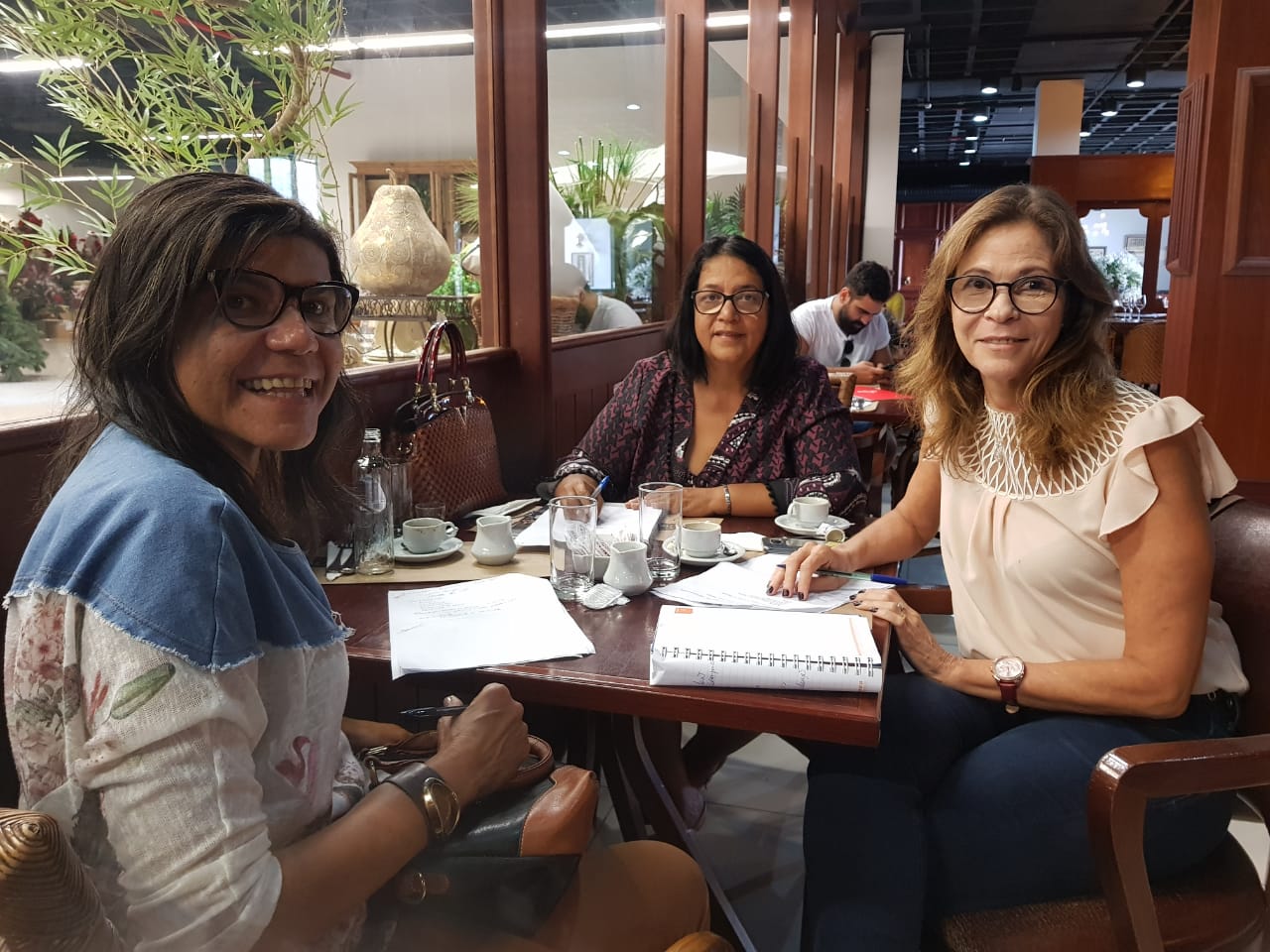 Virgínia Ferreira, coordenadora do Programa de Projetos Educacionais da Semed, em reunião com equipe do PCJE. 