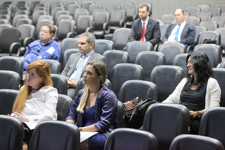 Juízes participam de seminário sobre audiências de custódia na Esmal. 