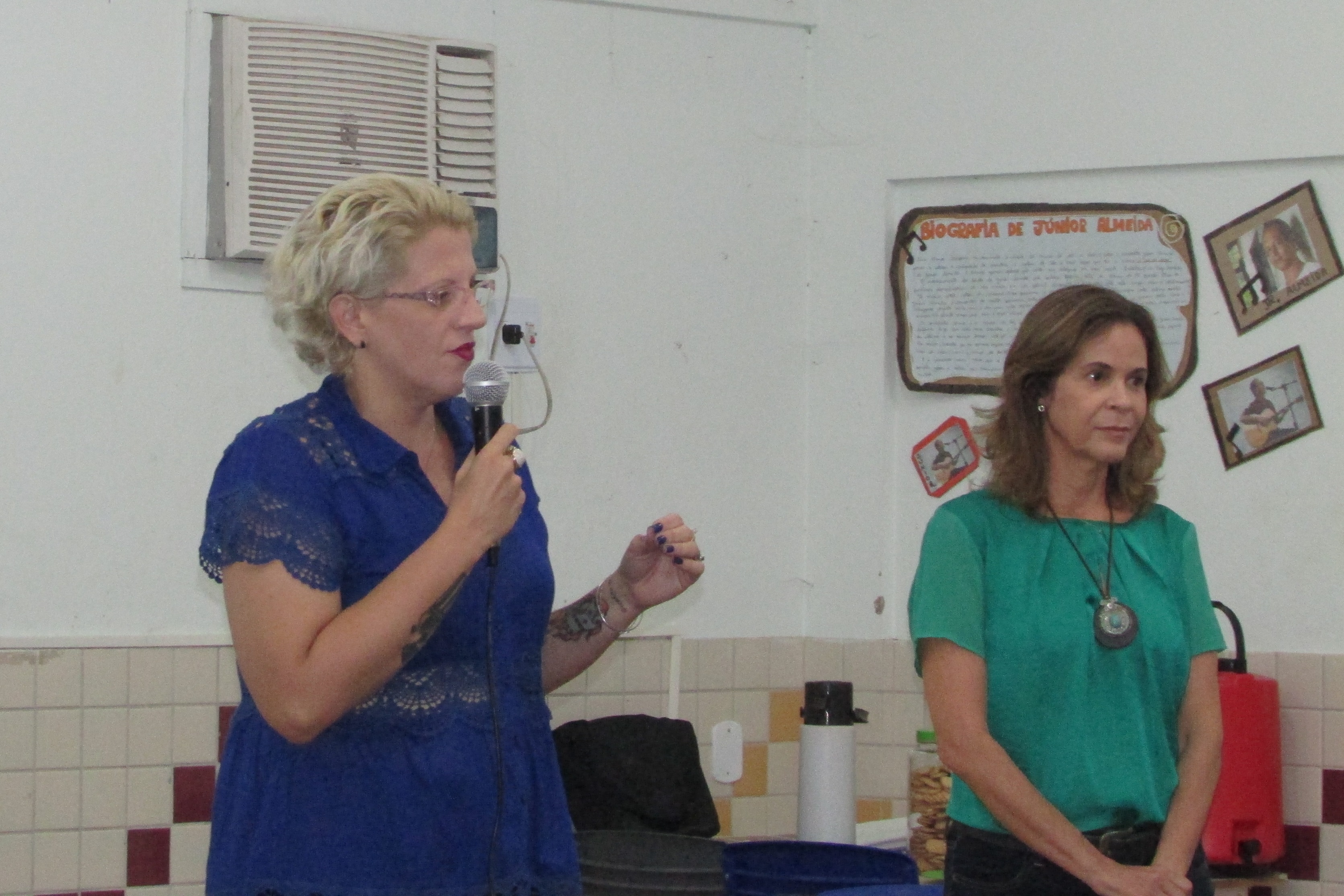 Diretora da escola Maria Ivone Santos de Oliveira, Juliana Menezes. Do lado direito dela, Ana Valéria Pitta, do PCJE