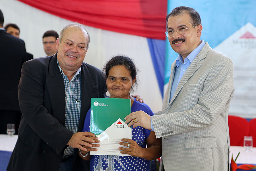 Distribuição de títulos do Programa Moradia Legal II em Messias.