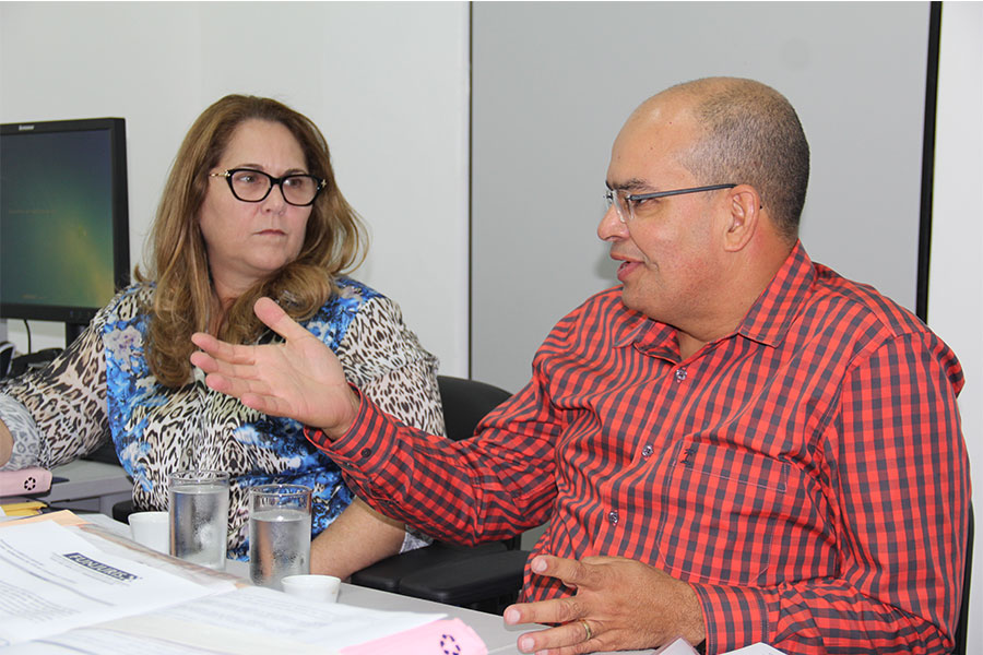 Juíza Silvana Omena, coordenadora administrativa, e servidor Marcondes Grace