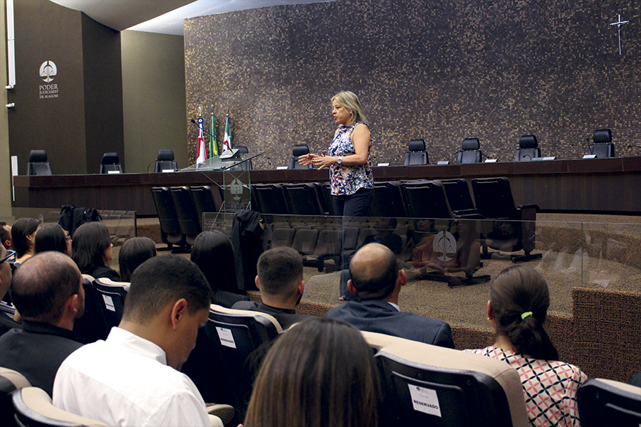 Secretária da 1ª Câmara Cível do TJAL recebeu os estudantes, no auditório do Pleno.