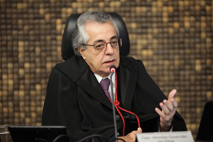 Desembargador Alcides Gusmão, relator do processo